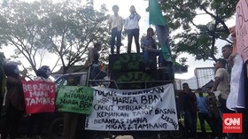 Massa HMI Geruduk Kantor Gubernur Maluku, Tolak Kenaikan BBM