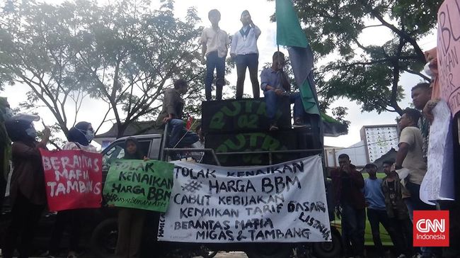 Massa HMI Ambon menggelar demonstrasi menolak kenaikan Bahan Bakar Minyak (BBM) di depan gedung kantor Gubernur Maluku.