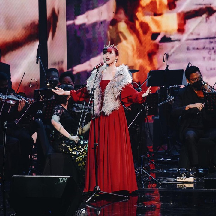 <p>Saat tampil dalam Konser Simfoni Untuk Bangsa beberapa waktu yang lalu, Isyana terlihat anggun dalam balutan dress merah yang senada dengan rambutnya yang diberi mahkota. (Foto: Instagram @isyanasarasvati)</p><p></p>