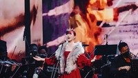 <p>Saat tampil dalam Konser Simfoni Untuk Bangsa beberapa waktu yang lalu, Isyana terlihat anggun dalam balutan dress merah yang senada dengan rambutnya yang diberi mahkota. (Foto: Instagram @isyanasarasvati)</p>
<p></p>
