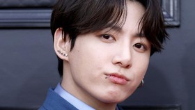 Ditaruh di Tanah, Tas Jungkook BTS Jadi Sorotan