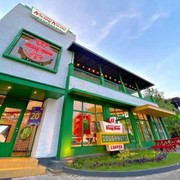 Seru dan Makin Enak, Cuma di 2 Gerai Ini Kamu Bisa Melihat Proses Pembuatan dan Mencicipi Donat Krispy Kreme yang Baru Matang