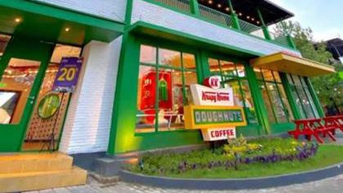 Seru dan Makin Enak, Cuma di 2 Gerai Ini Kamu Bisa Melihat Proses Pembuatan dan Mencicipi Donat Krispy Kreme yang Baru Matang