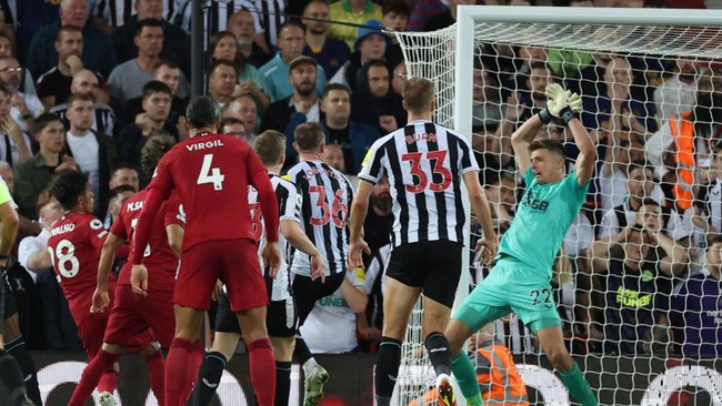 Kemenangan kontroversial Liverpool atas Newcastle United di Liga Inggris menuai kritik. Mantan pelatih Manchester United Alex Ferguson pun ikut dibawa-bawa.