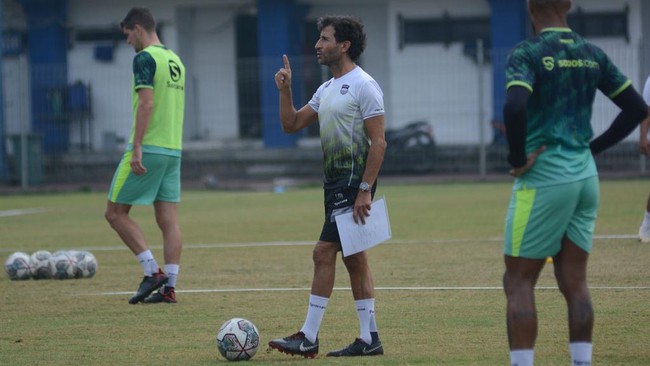 Pelatih Persib Bandung Luis Milla meliburkan anak asuhnya jelang laga melawan Arema FC di Liga 1 2022/2023.