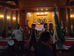 Demo HMI di Asahan Ricuh, Mahasiswa Duduki Ruang Paripurna DPRD