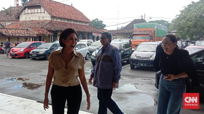 Nikita Mirzani mengaku capek bolak-balik Jakarta-Serang untuk wajib lapor, dan berharap Dito Mahendra pun ikuti proses di Polres Jaksel.