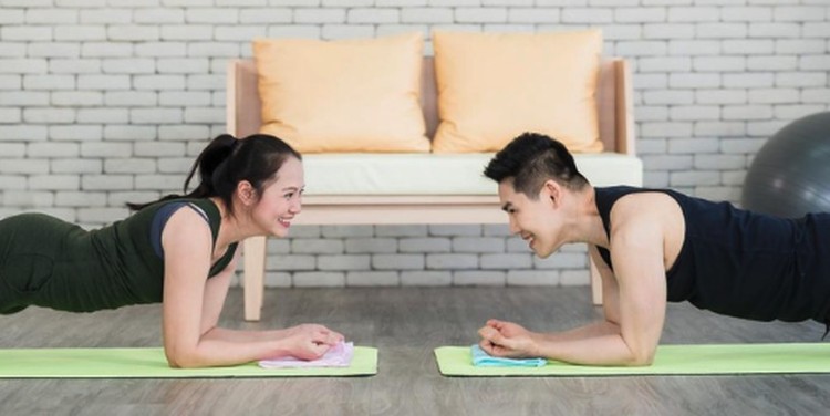 10 Olahraga yang Dapat Meningkatkan Performa Seks, Lompat Jongkok Bun Bunda tentu sudah memahami kalau olahraga bisa mempengaruhi performa seks. Apa saja ya olahraga yang dapat meningkatkan kualitas seks?