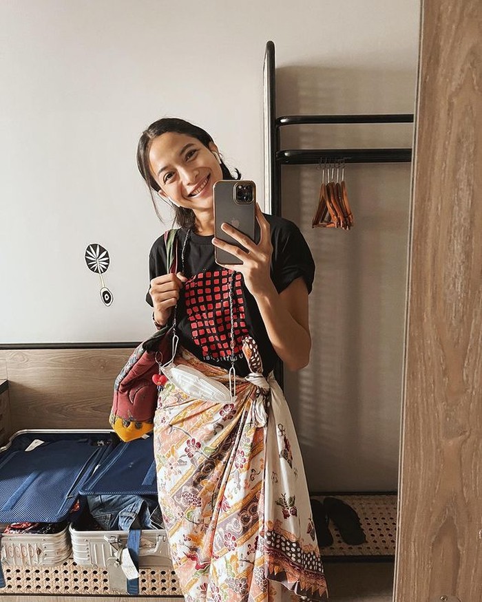 Pemeran 'Posesif' ini juga tampak kasual dengan memadukan Kain Tatabebe Batik Lasem dengan kaos hitam dari Lulu Lutfi Labibi. Gayanya santai tapi terlihat manis, bukan?/ foto: Instagram.com/putrimarino