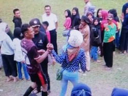 Heboh Video Pria Asyik Main Bola Dijemput Paksa Wanita, Ternyata Ini Faktanya