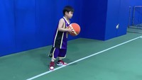 <p>Meski baru berusia 4 tahun, Raphael Moeis, anak Sandra Dewi, sudah serius dengan olahraga basket. Ia bahkan telah menguasai berbagai macam trik, lho. (Foto: Instagram: @sandradewi88)</p>