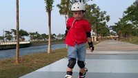 <p>Anak Tya Ariestya, Kanaka, tengah menggemari olahraga sepatu roda, Bunda. Ia bahkan dilatih langsung oleh pelatih profesional. (Foto: Instagram: @tya_ariestya)</p>