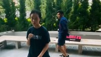 <p>Sama seperti sang ayah, Joe Taslim, Mika Taslim menekuni olahraga bela diri nih, Bunda. Ia bahkan belajar menggunakan nalarnya dalam membaca serangan lawan. (Foto: Instagram: @joe_taslim)</p>