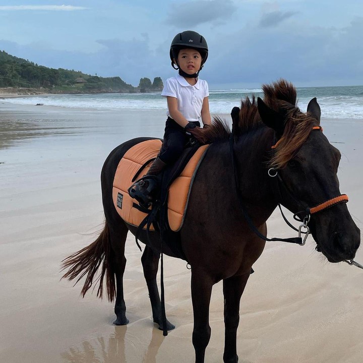 <p>Sama sepertinya, anaknya perempuan Farah Quinn, Amaira, ternyata juga gemar berkuda. Amaira bahkan berkuda di pantai, Bunda. (Foto: Instagram: @farahquinnofficial)</p>