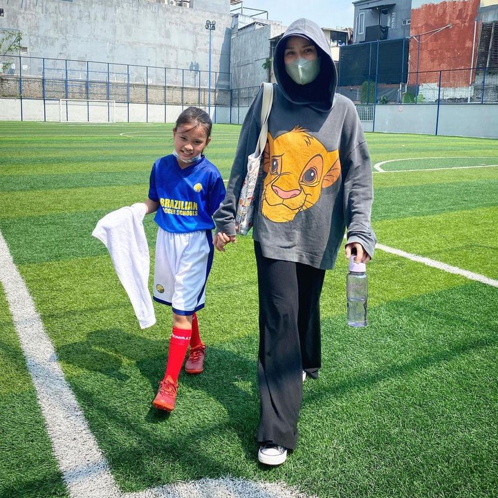 <p>Kala Madali Bramantyo, anak Zaskia Adya Mecca dan Hanung Bramantyo ternyata menekuni olahraga futsal nih, Bunda. Ia sangat serius dengan hobinya ini bahkan sampai minta les bola, lho. (Foto: Instagram: @zaskiadyamecca)</p>