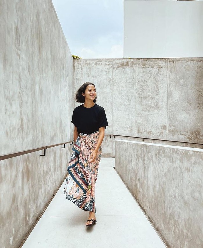 Putri Marino mengungkapkan kecintaannya kepada batik ketika ia sering mengenakannya sehari-hari. Untuk outfit kali ini, Putri memadukan atasan hitam polos dengan kain batik dari Kain Tatabebe Batik Lasem. / foto: Instagram.com/putrimarino