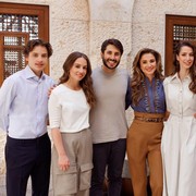 Genap Berusia 52 Tahun, Simak Gaya Stylish Ratu Rania di Potret Terbaru