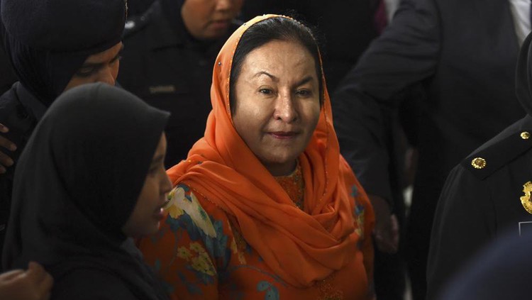 FILE - Rosmah Mansor, wife of former Malaysian Prime Minister Najib Razak arrives at Kuala Lumpur High Court in Kuala Lumpur, Malaysia, on Oct. 4, 2018. The wife of jailed ex-Prime Minister Najib Razak arrived in court Thursday, Sept. 1, 2022, for a verdict in her corruption trial involving a 1.25 billion ringgit ($279 million) solar energy project, just days after her husband was imprisoned over the looted 1MDB state fund.(AP Photo/Yam G-Jun, File)