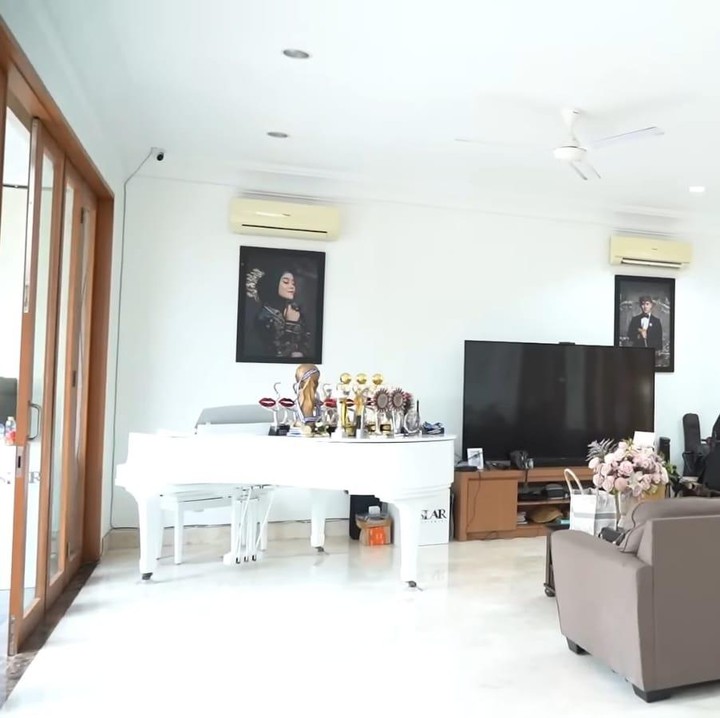 <p>Bunda, Lesti Kejora dan Rizky Billar adalah salah satu pasangan artis yang tak lepas dari sorot publik. Setelah menikah, pasangan ini memutuskan untuk membeli rumah mewah dan luas, lho, Bunda. (Foto: YouTube Titi dan Tian)</p>