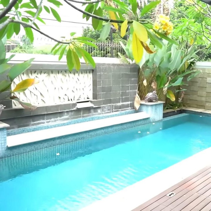 <p>Sebelum pindah ke rumah baru tersebut, Lesti dan Billar mengungkapkan bahwa mereka memulai semuanya dari 0. Bahkan, mereka sempat tinggal di apartemen, lho. Namun, kini mereka sudah memiliki rumah megah yang dilengkapi dengan kolam renang. (Foto: YouTube Titi dan Tian)</p>