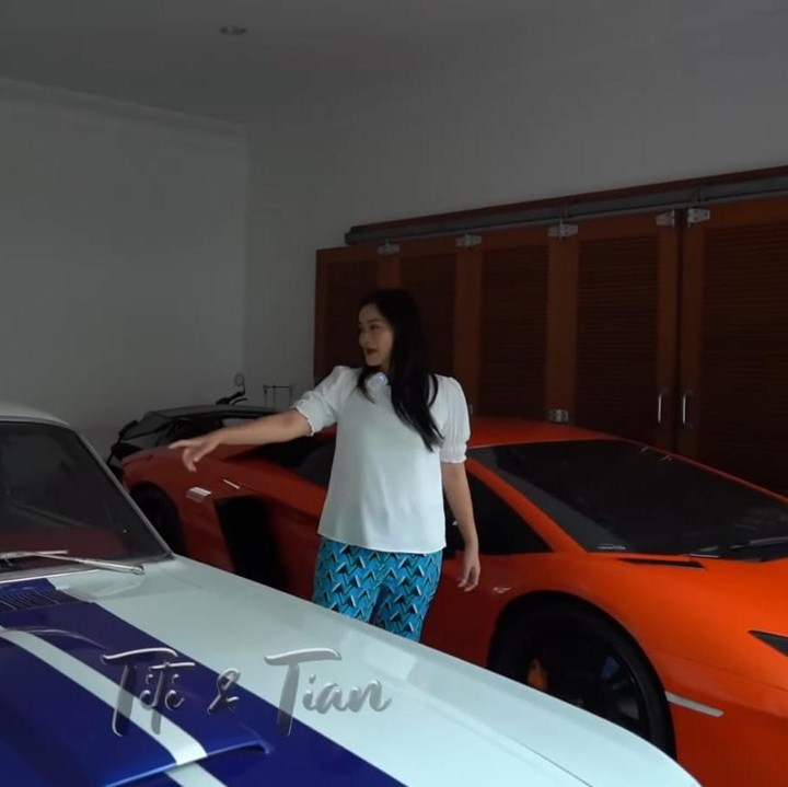 <p>Tak hanya itu, ditambah dengan banyaknya koleksi mobil antik dan modern milik Bilar dan Lesti, menambahkan kesan mewah di rumah tersebut. (Foto: YouTube Titi dan Tian)</p>