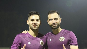 Jordi Amat dan Sandy Walsh tampak antusias melihat banyak piring saat makan nasi Padang.