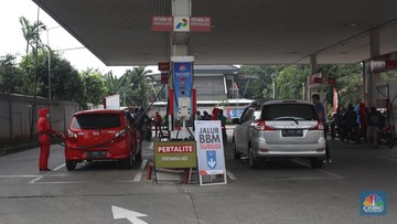 Sejumlah kendaraaan mengisi BBM di salah satu SPBU Pertamina, Jakarta, Kamis (1/9/2022). PT Pertamina (Persero) resmi menurunkan tiga harga Bahan Bakar Minyak (BBM) non subsidi di seluruh provinsi mulai hari ini, Kamis, 1 September 2022. (CNBC Indonesia/Andrean Kristianto)