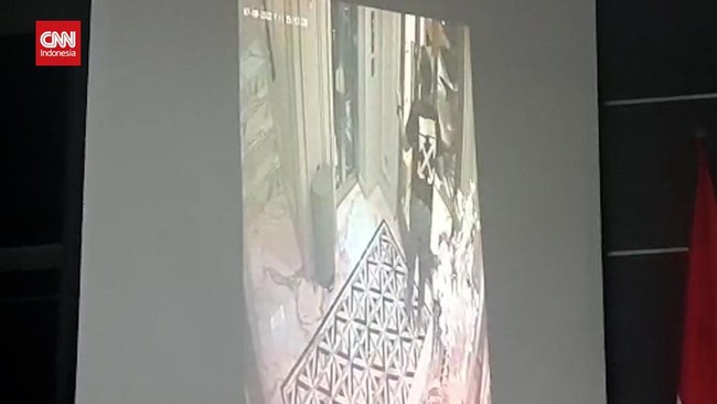 Salah satu anak buah Sambo, Kompol Chuck Putranto menawarkan kepada koleganya untuk nonton bersama rekaman CCTV Komplek Polri Duren Tiga.