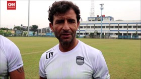 VIDEO:  Luis Milla Fokus Perbaiki Kondisi Fisik Pemain Persib