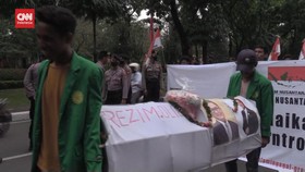 VIDEO: Bawa Keranda, Mahasiswa Berunjuk Rasa Tolak Harga BBM Naik