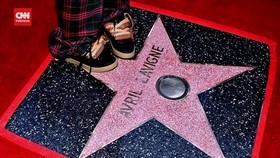 VIDEO: 20 Tahun Berkarir, Avril Lavigne Terima Hollywood Walk of Fame