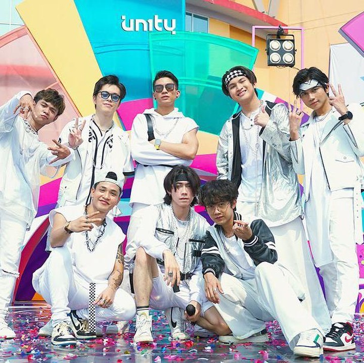<p>UN1TY terdiri dari Farhan, Shandy, Gilang, Ricky, Fenly, Fajri, Zweitson, dan Fiki. Mereka dipersatukan oleh sutradara Patrick Effendy di bawah manajemen Famous All Stars yang sekarang bernama 1ID Entertainment. (Foto: Instagram @un1ty_official)</p>