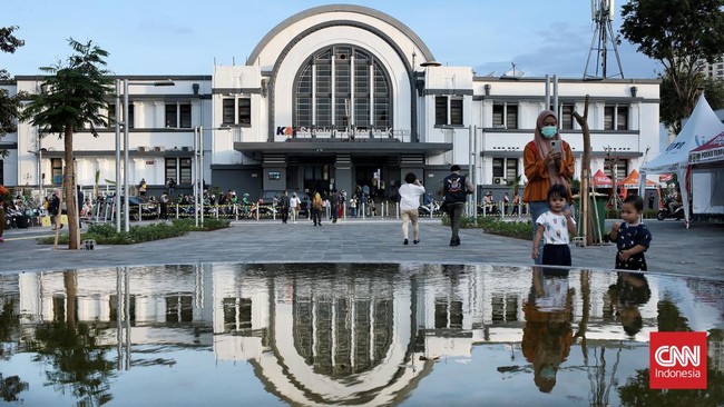Kebijakan Anies kerap mengganti nama atau istilah mengundang polemik. Penggantian nama jalan dinilai telah mencabut sejarah lokal yang menyimpan kearifan.