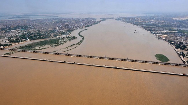 Citra satelit menunjukkan banjir parah di Pakistan menyebabkan beberapa bagian Provinsi Sindh menjadi danau seluas 100 kilometer persegi.