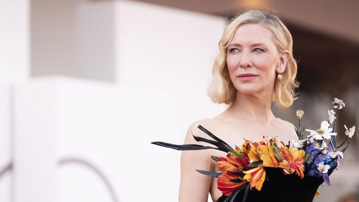 Tetap Glowing di Usia 54 Tahun, Contek Rahasia Kecantikan Cate Blanchett