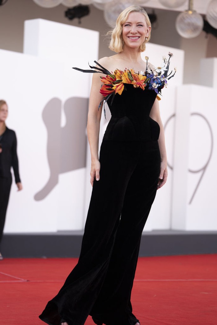 Tak perlu pakai gaun berpotongan dramatis, Cate Blanchett memilih memakai jumpsuit hitam berhiaskan bunga kreasi Schiaparelli haute couture. Foto: Anadolu Agency via Getty Images/Anadolu Agency
