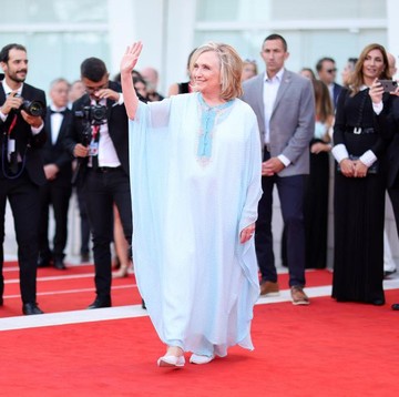 Kejutan, Hillary Clinton Tampil di Red Carpet Venice Film Festival 2022! Elegan Pakai Kaftan
