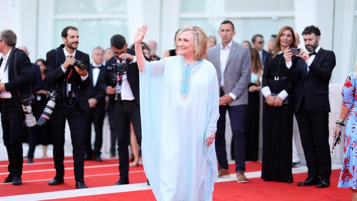 Kejutan, Hillary Clinton Tampil di Red Carpet Venice Film Festival 2022! Elegan Pakai Kaftan Kejutan, Hillary Clinton Tampil di Red Carpet Venice Film Festival 2022! Elegan Pakai Kaftan