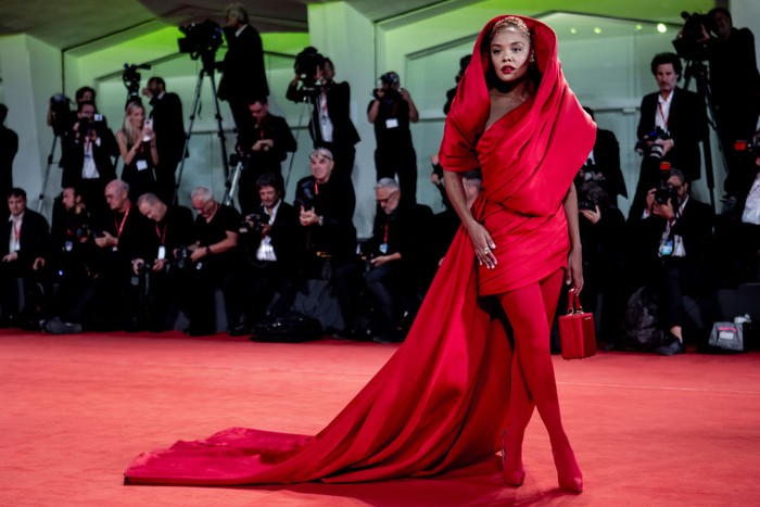 Kombinasi desain yang dramatis, klasik dan vibran hadir dalam gaun yang dikenakan Tessa Thompson. Gaun tersebut merupakan rancangan Elie Saab. Foto: Corbis via Getty Images/Alessandra Benedetti - Corbis