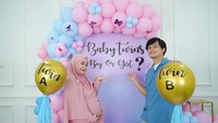 <p>Anisa Rahma mengungkap jenis kelamin anak kembarnya juga melalui pesta gender reveal. Anisa dan suaminya, Anandito Dwis, mengadakan acara sederhana nih, Bunda. Anisa tampak mengenakan baju berwarna pink, sementara suaminya pakai baju biru muda. Mereka mengumumkan jenis kelamin anak kembarnya dengan memecahkan balon berwarna emas yang bertuliskan Twin A dan Twin B. (Foto: Instagram @anisarahma_12)</p>