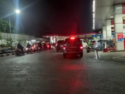 Warga Khawatir Harga BBM Naik, Antrean Panjang Terjadi di SPBU Tangerang
