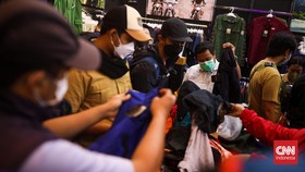 FOTO: Berburu Perlengkapan Kemping di Indofest 2022