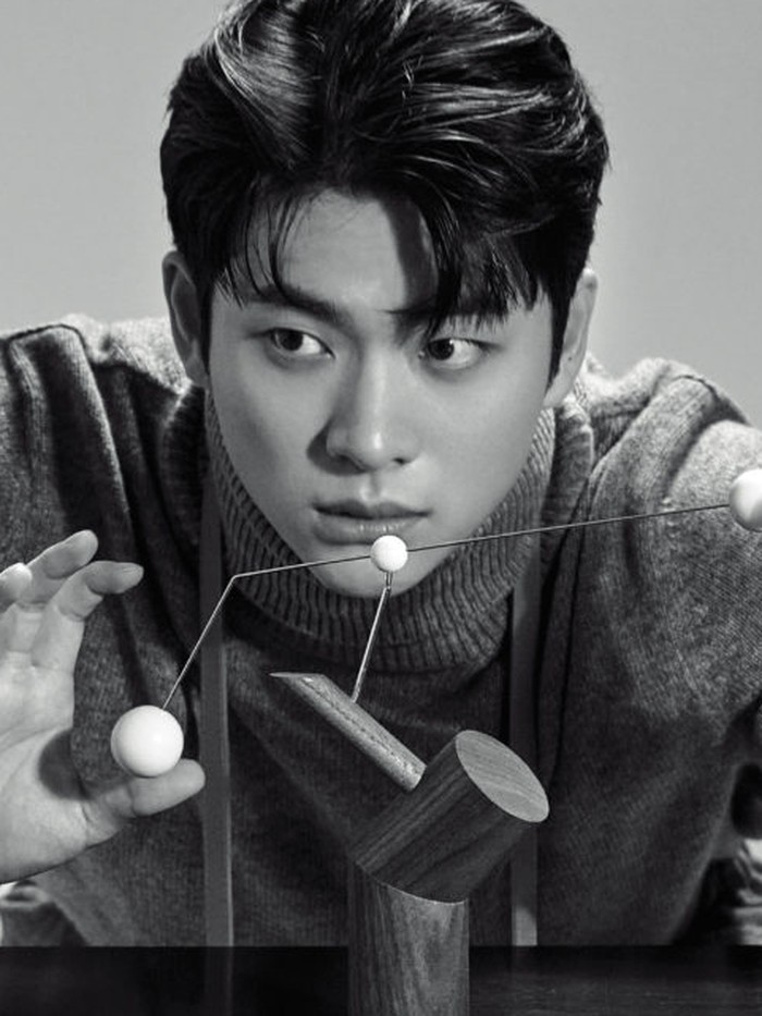 Bicara soal kesuksesan aktingnya di drama 'Extraordinary Attorney Woo', Kang Tae Oh berkata ketika masih jadi aktor pemula, ia sering kali melalukan NG sehingga harus re-take sampai larut malam./ foto: gqkorea.co.kr