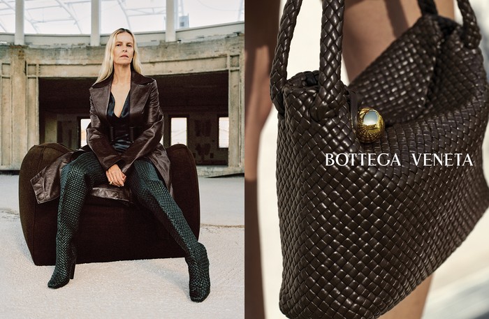 Dari sekian model yang dipilih, kehadiran Emma Balfour jadi yang paling menarik perhatian. Lama tak terlihat, supermodel berusia 43 tahun tersebut terlihat chic memakau busana leather dan boots tinggi kreasi Matthieu Blazy. Foto: Courtesy of Bottega Veneta