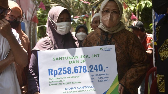 BPJS Ketenagakerjaan (BPJAMSOSTEK) memastikan dua korban kecelakaan maut di Bekasi mendapat santunan dan biaya perawatan rumah sakit.
