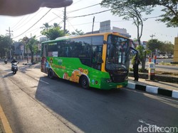 Bus Trans Jatim Tampak Sepi Penumpang Setelah Tak Lagi Digratiskan