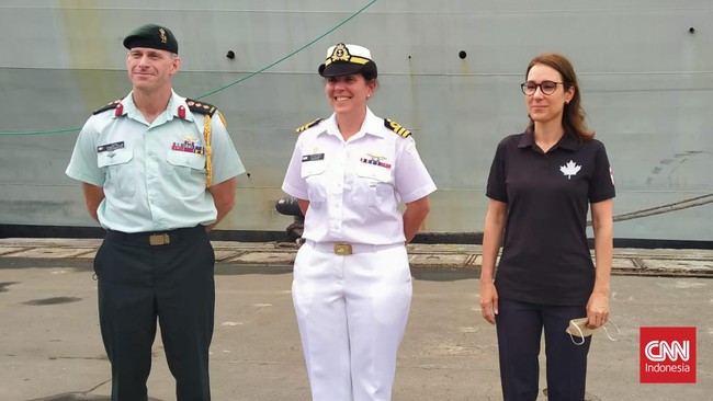 Komandan kapal perang HMCS Winnipeg Kanada, Annick Fortin, menceritakan peran dirinya sebagai pemimpin armada kapal itu dari kaum perempuan.