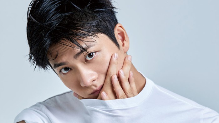 Dalam pemotretan ini, Kang Tae Oh sukses membuat penggemar kembali terpesona melalui konsep 'Thrist Trap'./ foto: gqkorea.co.kr