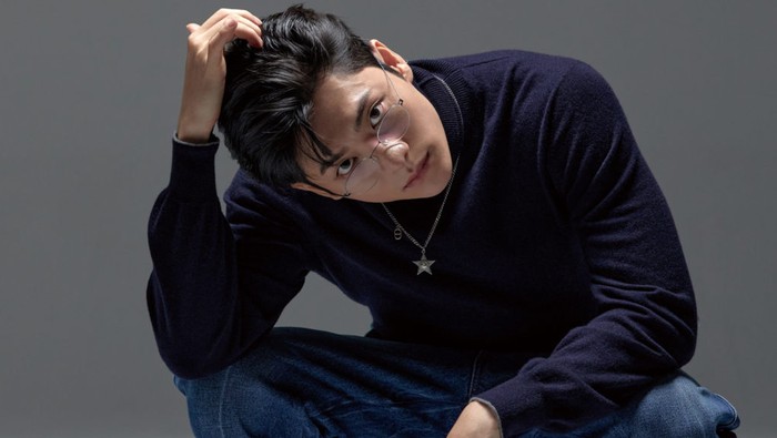 Di tengah kesibukkannya akhir-akhir ini Kang Tae Oh menyempatkan diri melakukan pemotretan bersama majalah GQ Korea./ foto: gqkorea.co.kr