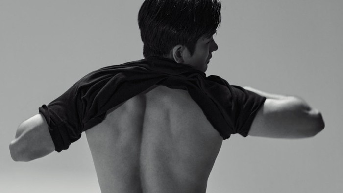 Didominasi nuansa foto hitam-putih, Kang Tae Oh memperlihatkan sisi maskulinnya dengan pakaian casual./ foto: gqkorea.co.kr